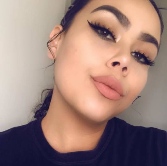 Poshmark profile picture for @gabi_cruz